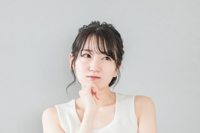 あごに手を当てて考える女性