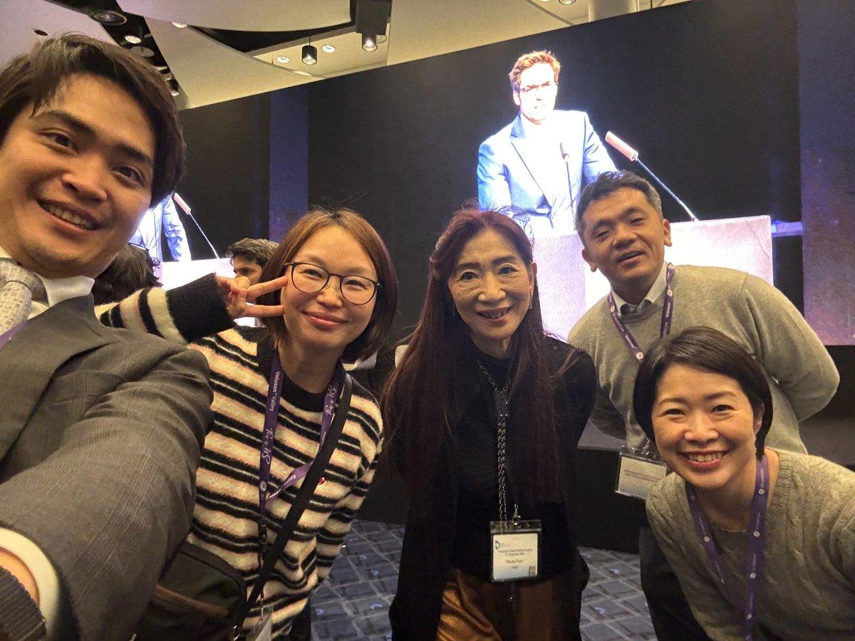 海外の学会での宋美玄と参加者の集合写真
