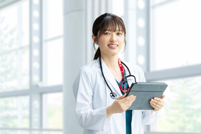 タブレットを持つ白衣の女性医師