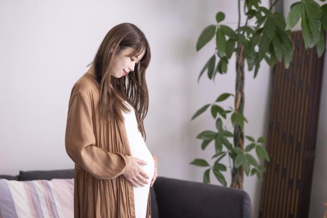 おなかに手を添える妊婦さん